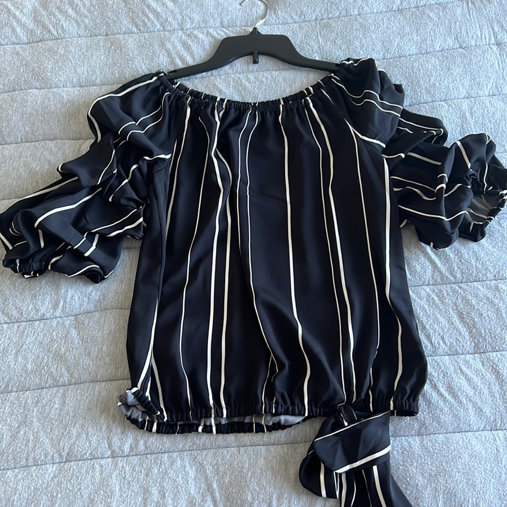 Vince Camuto blouse, size small, tag still on!